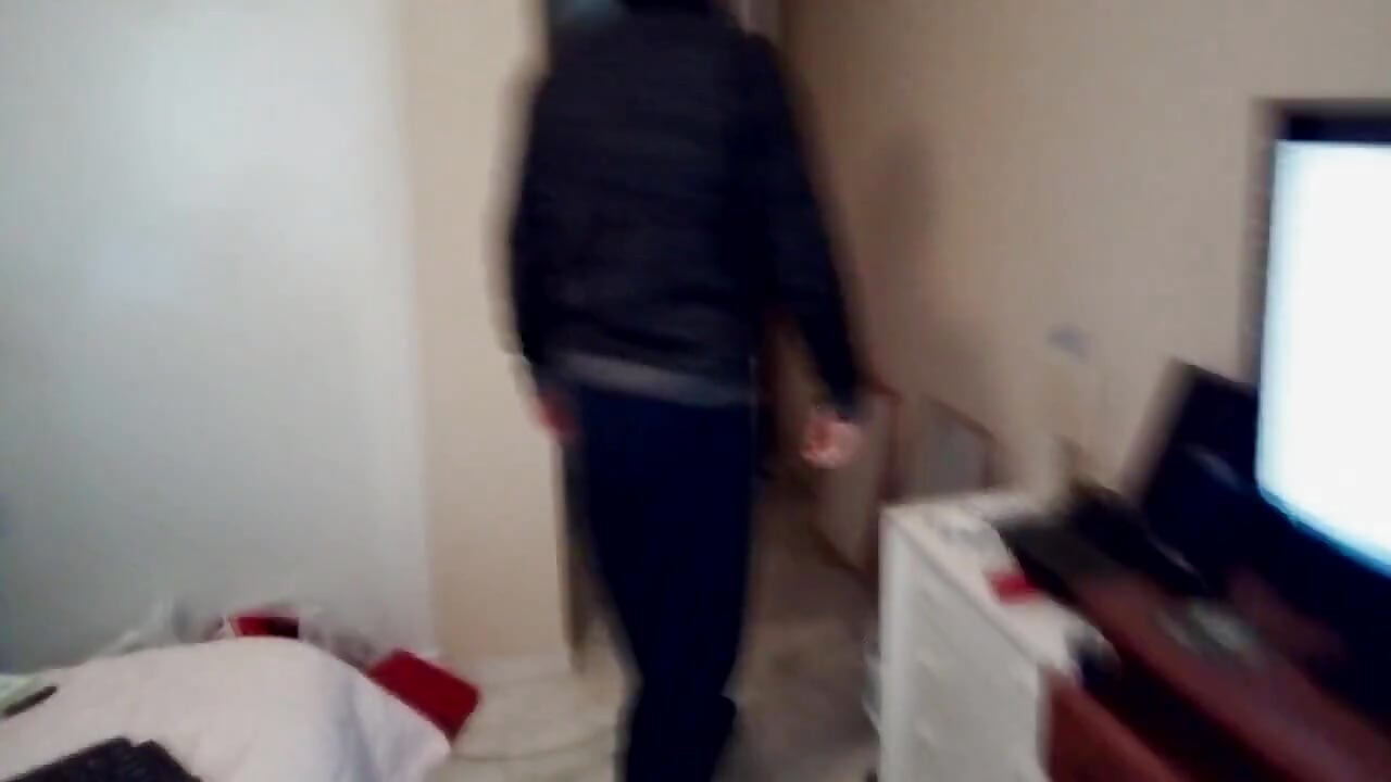 ジョンは掃除バケツに小便をしている