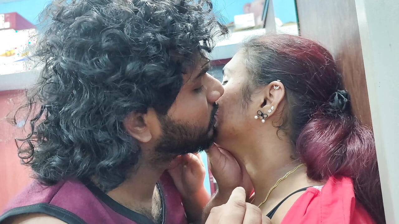 टी शर्ट और शर्ट में हॉट होंठों का लॉक