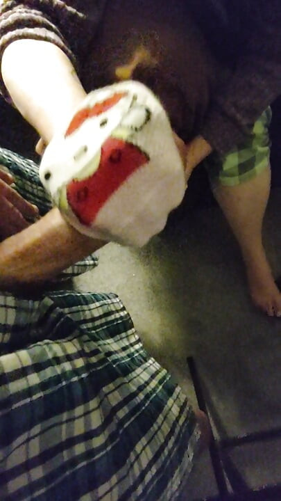 مثير الوردي مرحبا كيتي جورب وجورب Handjob
