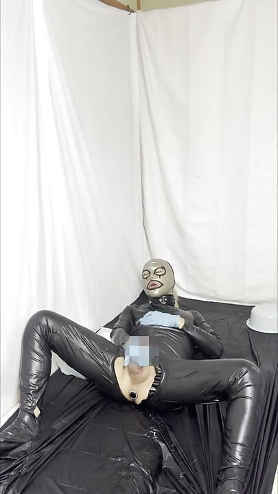 A perverted rubber doll that feels good with an anal plug