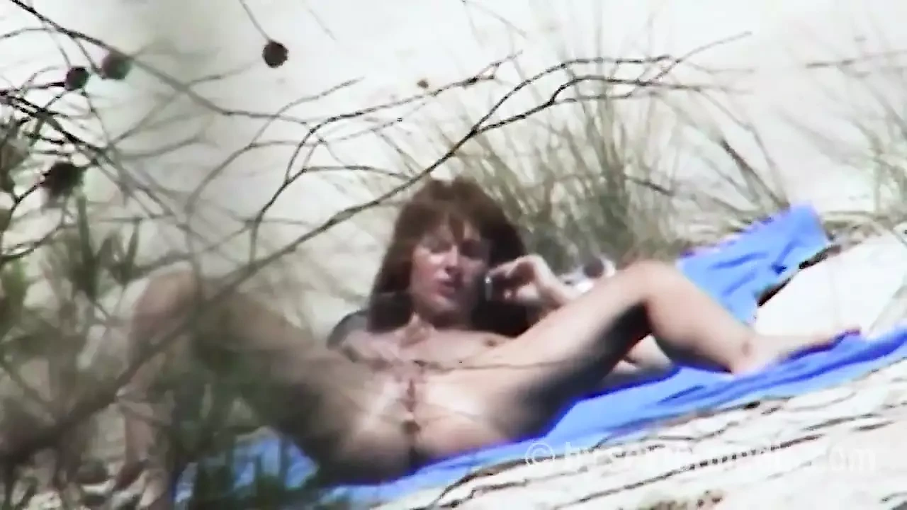 红发美女在沙滩上用假阳具抽插阴户