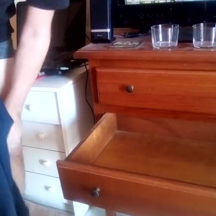 John hepsini çekmeceye işiyor