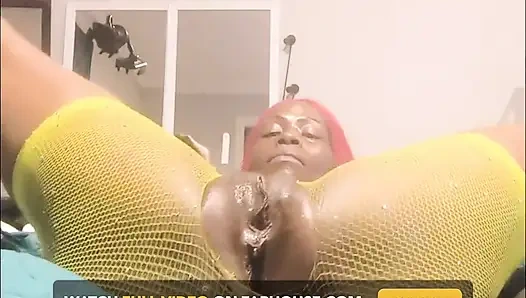 Cewek ini lagi asik twerking dan memeknya untuk muasin memekmu