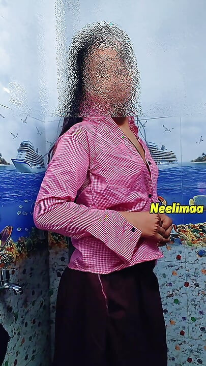 Indisk Hot Desi skolejente Skifter uniform Og masterbat. Indisk desi selfie-video.