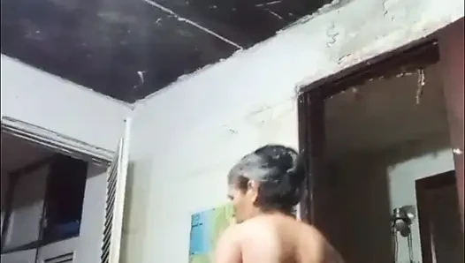 Jika aku bekerja telanjang, aku dibayar dua kali lipat