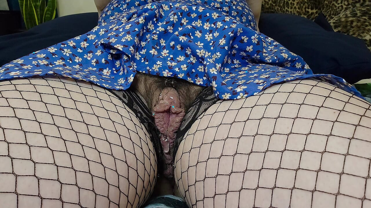 Vibrator & masturbasi tangan pakai gaun pendek warna biru