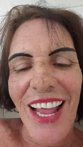 Trenutak koji morate podijeliti iz "Lizzyyum Doživljava Orgazam 1900 video oznaka Fantazija Kupanje pičke, klitoris, sise"