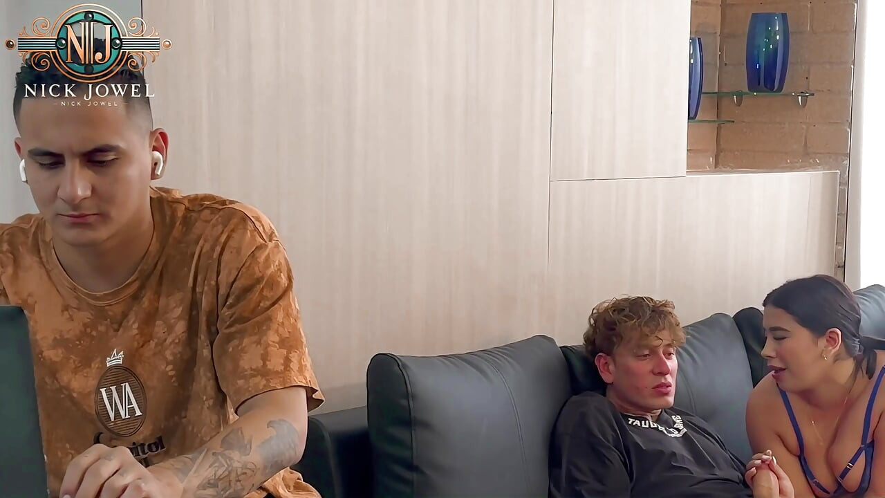 Ik Neuk De Vrouw Van Mijn Vriend Terwijl Hij Aan De Computer Werkt