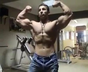 Str8 Turkish flexing in gym