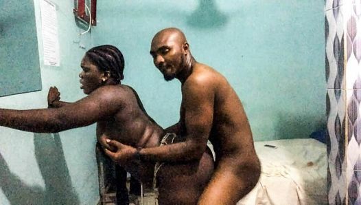 Une BBW érythréenne se fait baiser contre le mur par son copain nigérian