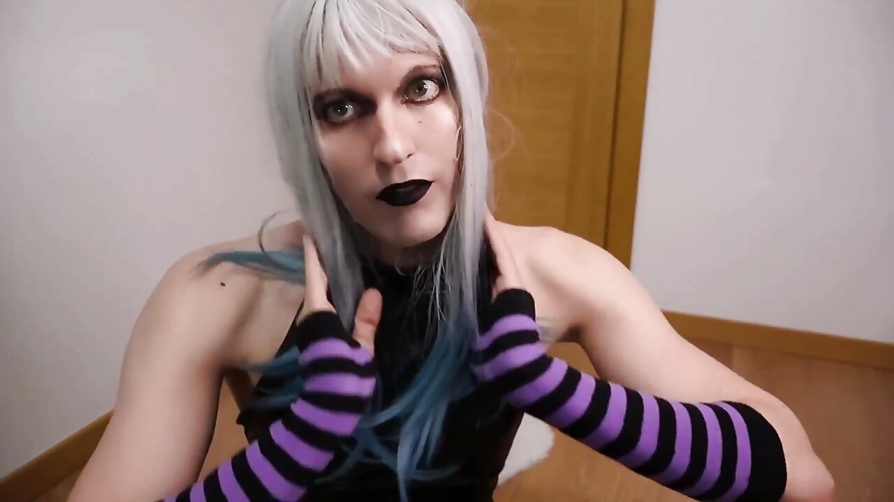 Femboy gótica monta varios consoladores