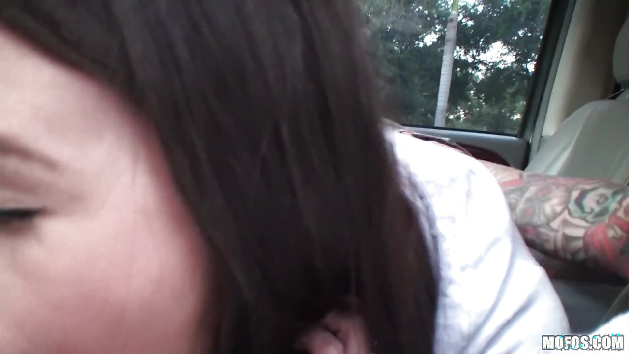 Ich weiß, dass dieses mädchen - meine freundin mich auf dem Weg zum hotel mit ihrer muschi unglaublich aufgeregt hat
