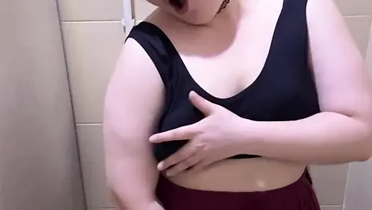 Masturbasi di toilet umum di klub malam