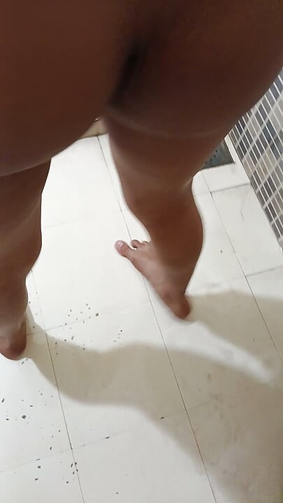 Rani ko bathroom me choda