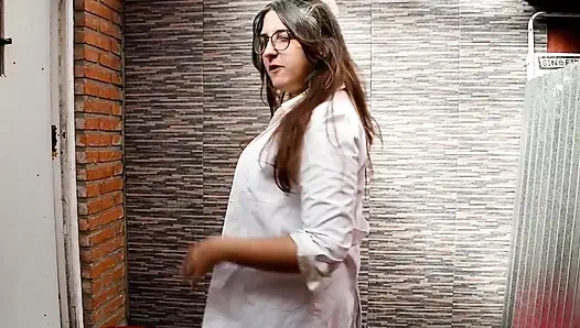 Wissenschaftsmädchen lässt großen knackarsch sprudeln und squirten