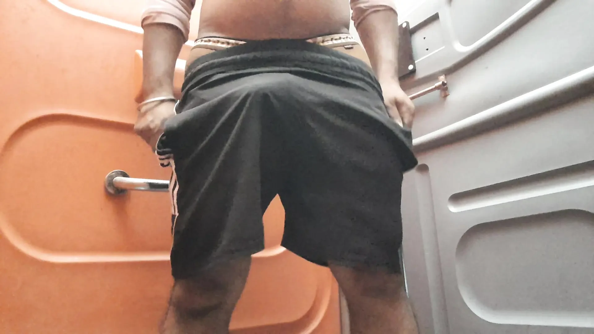 Sex anal cu băieți din sat în baie cu indiancă, vedere la persoana 1