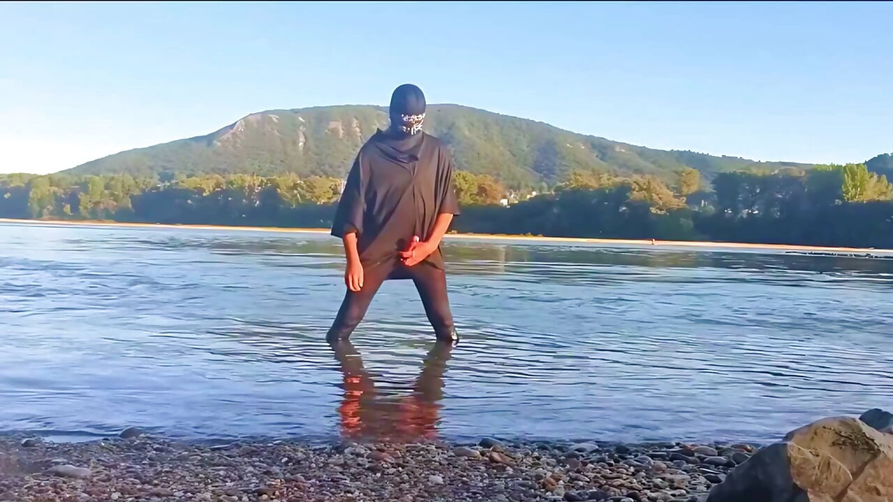 büyük bir nehirde boşalmak