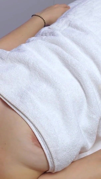 Terapi urut rumah menjadi salah! Bini curang pancut keras semasa tukang urut mengisi pepek berminyaknya dengan air mani | Klip 1