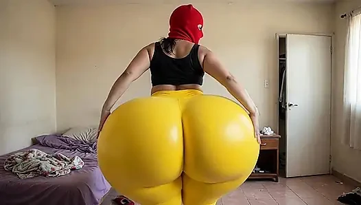 Mädchen mit dickem arsch twerkt in engen gelben leggings bis gelbem tanga