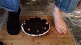 Давка на ступни с шоколадным пирожком с арахисовым маслом