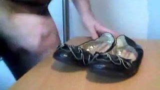 Spunking en los zapatos de verano de la abuela