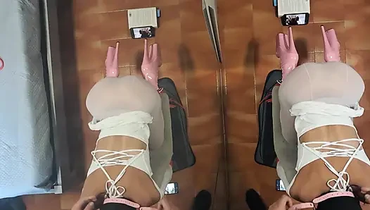 MILF gefesselt in einem Stuhl und in Mund und Muschi gefickt