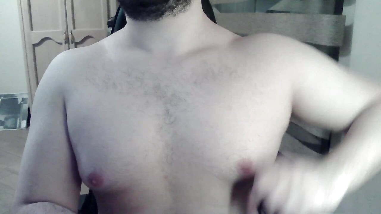 Kuuma lihava camboy esittelee tavaroita esityksen aikana