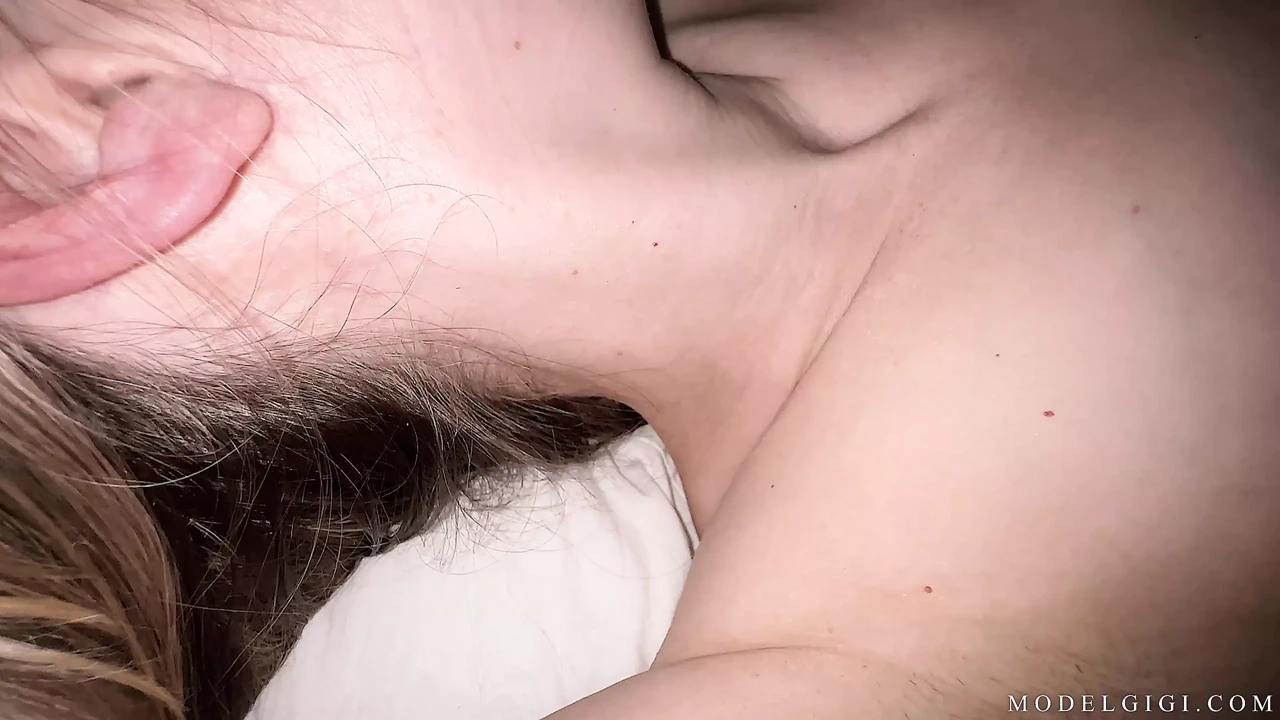 我给我继兄弟的鸡巴撸管！这是第一次做爱