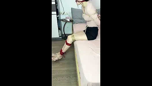 Ol yatakta zorlanıyor, sarkan bacaklar orgazmı