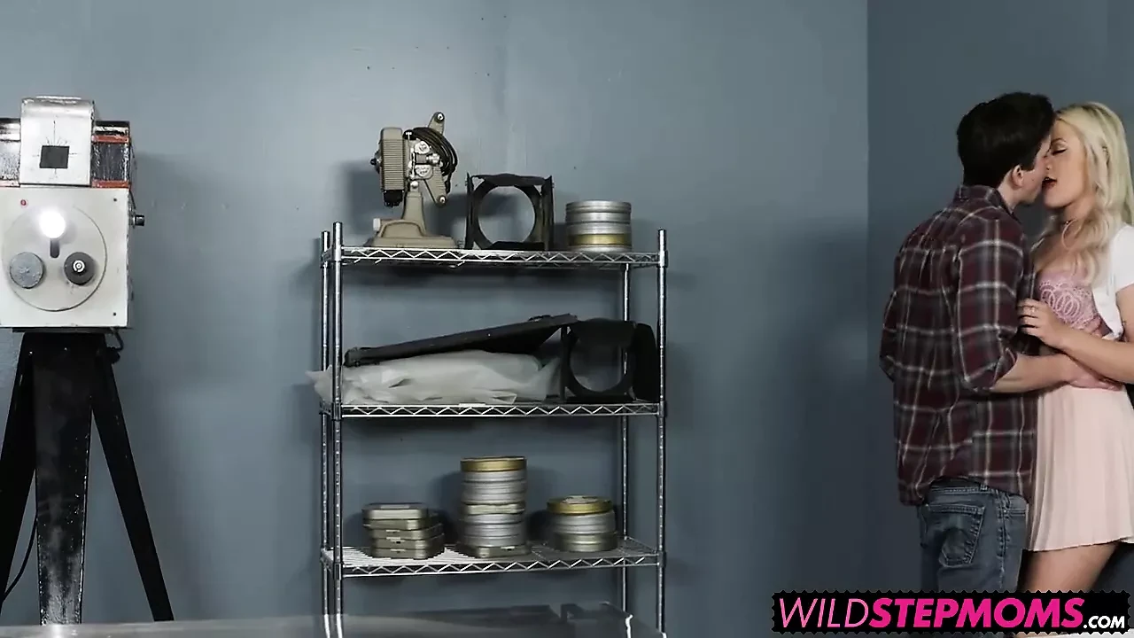 Casal tesudo gosta de foder com milf em tons de cinema