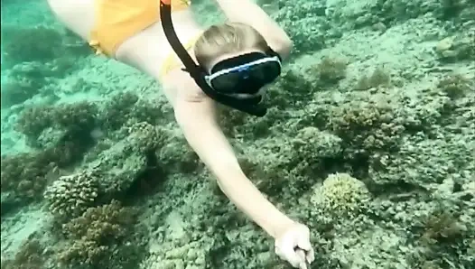 Snorkel Slut: Tight Bikini, Dive Mask & Underwater Fin Tease