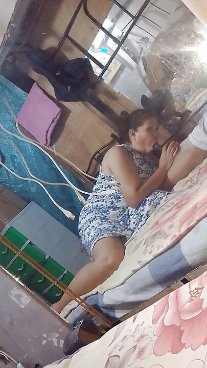 Dimineața devreme îmi suge pula