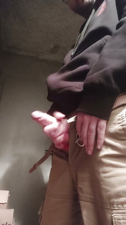 Honění v suterénu domu