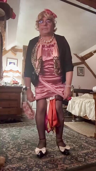 Одетая в маленькое розовое платье для вечернего вечера