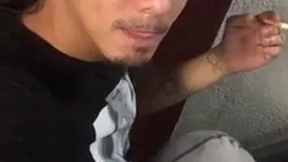 Latino fumando mientras recibe una full mamada