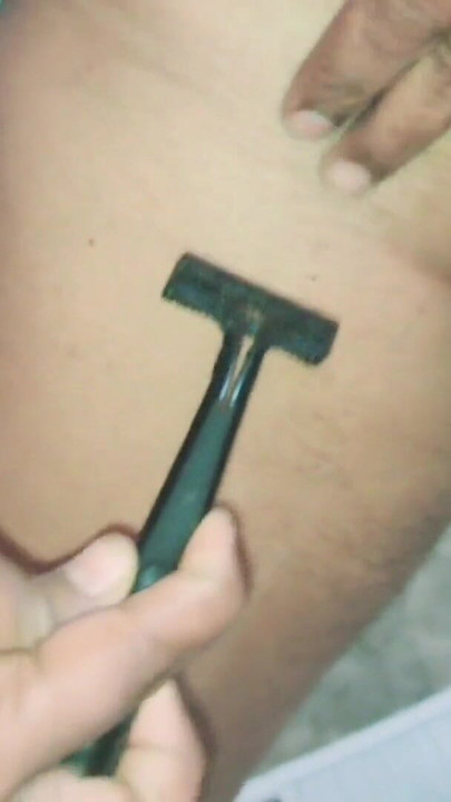 Detik yang menyeronokkan dari "Chudai Se Pahale Dick K Baal Trimmer Se Triming"
