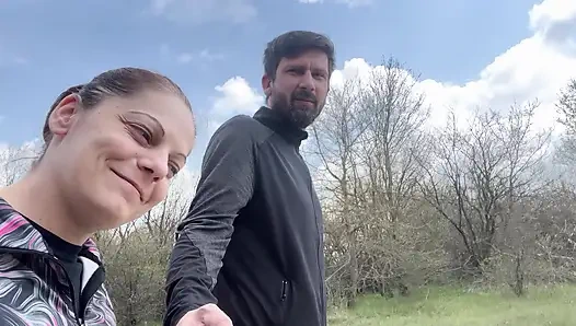 MILF anal im wald - riskanter outdoor-creampie mit geiler reifer schlampe