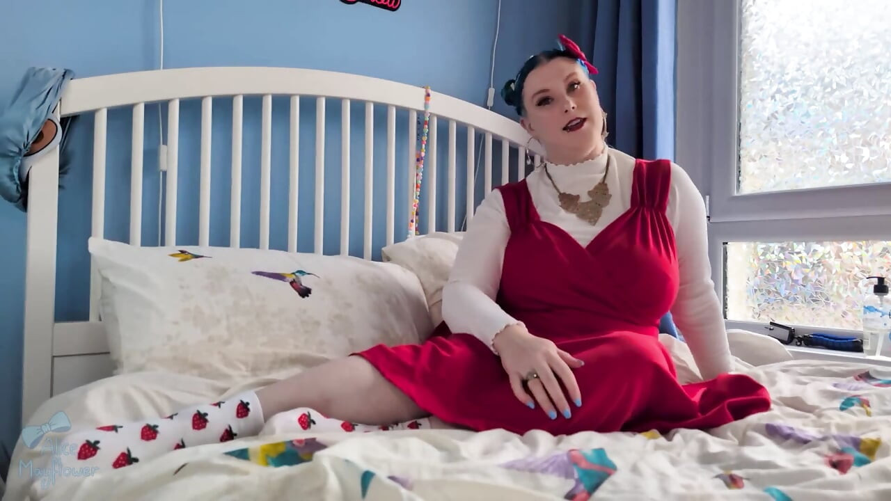 Uctívání nohou v červených šatech - sólo dívka