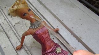 Natursekt-Barbie wird nach folgenden Cumshots angepisst