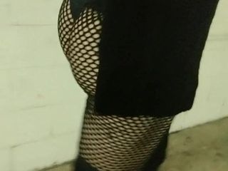 Sexy trans reet in mesh legging zichtbare string