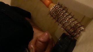 Grande carga de esperma na escova de cabelo