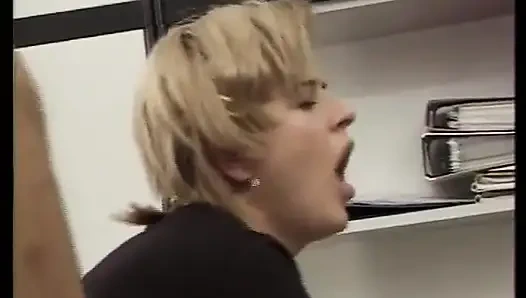 Симпатичная немецкая крошка получает огромную порцию спермы в ее лицо