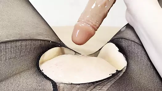 Une bombasse excitée se masturbe un gode
