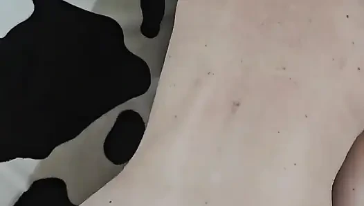 Он трахает мою задницу и кончает в неё