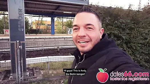 Komm auf strebsame brille auf schmutziger parkbank! Mariella sun.