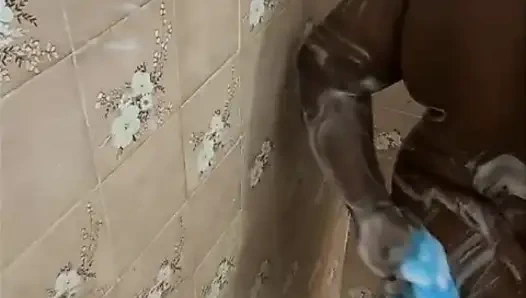 Черная женщина купается