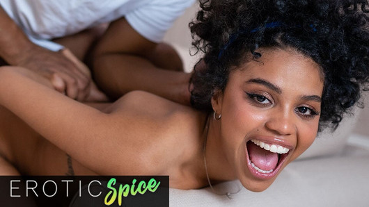 Une jeune black mince excitée avec un gros béguin pour la grosse bite noire de ses colocataires se fait enculer pour un orgasme anal