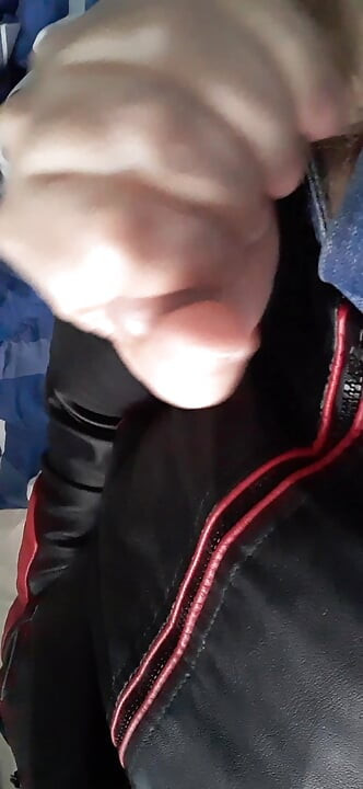 新しい赤と黒のレザージャケットでのジャーク