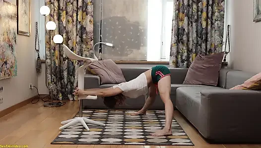 Шаловливую гибкую Nicole Murkovski в первый анальный трах