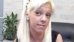 Vollbusige blonde amateurin paula von 3 hengsten im porno-casting geknallt